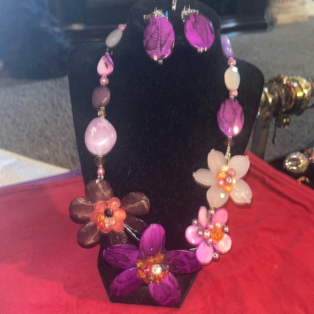 Vintage necklace n earrings, beautiful floral glass
